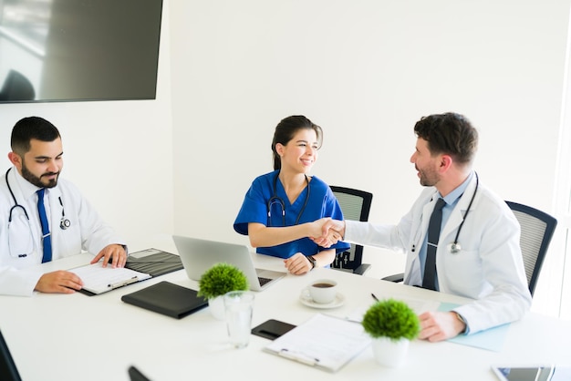 Hermosa enfermera y atractiva doctora reunidas por primera vez en la junta médica. Mujer atractiva y especialista médico trabajando juntos en el hospital