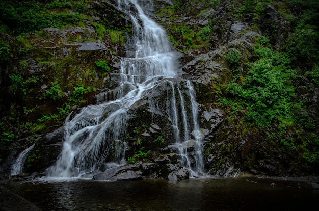 Hermosa escena de la cascada entre rocas de Flood Falls Hope en Canadá