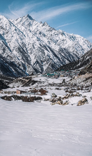 Hermosa escena de montañas cubiertas de nieve en invierno Spiti