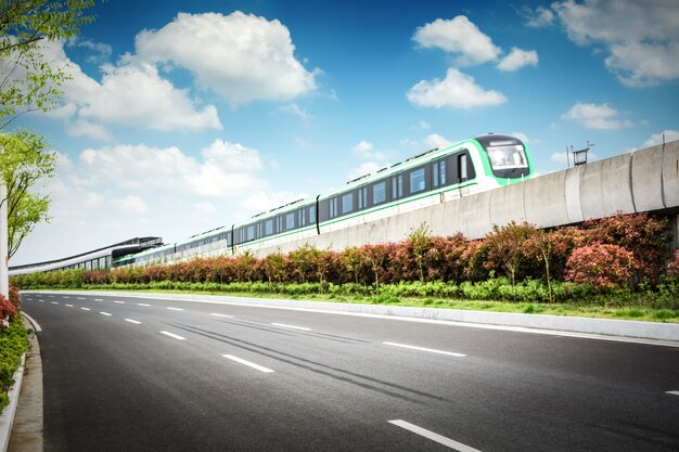 Hermosa estación de tren con tren de cercanías rojo moderno en la puesta de sol de colores en Nuremberg, Alemania. Ferrocarril con el tono de la vendimia