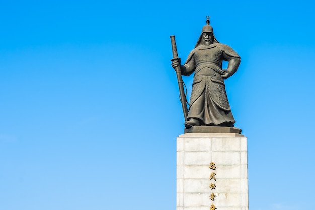 Hermosa estatua del almirante Yi Sun Shin
