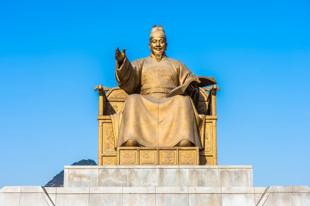 Hermosa estatua del rey Sejong