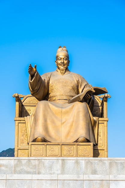 Hermosa estatua del rey Sejong