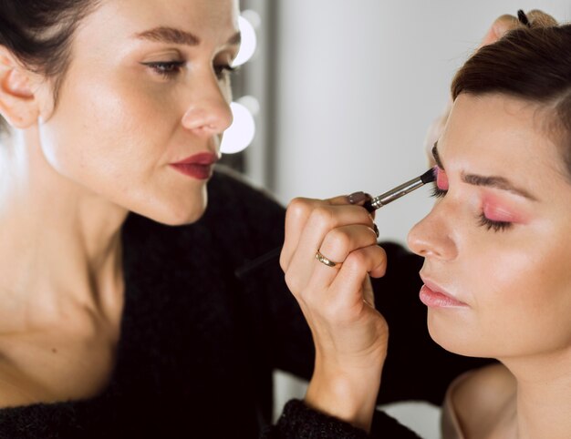 Hermosa estilista trabajando en modelo