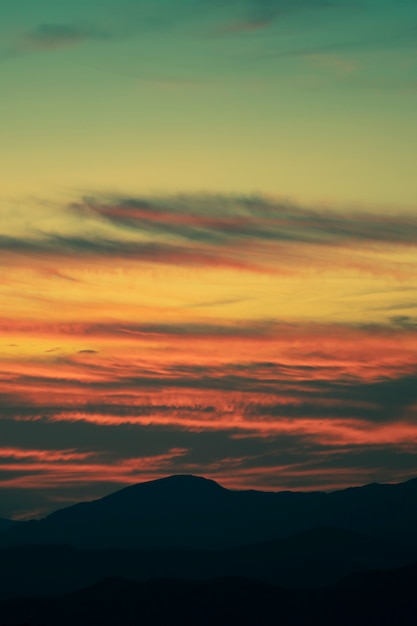 Foto gratuita hermosa estratificación de nubes con sombras doradas