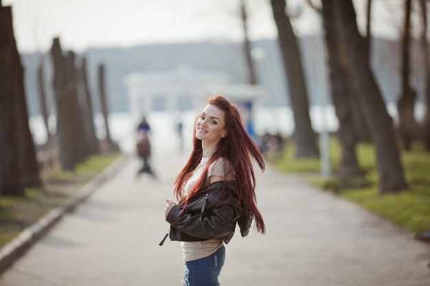 hermosa estudiante adolescente caminando