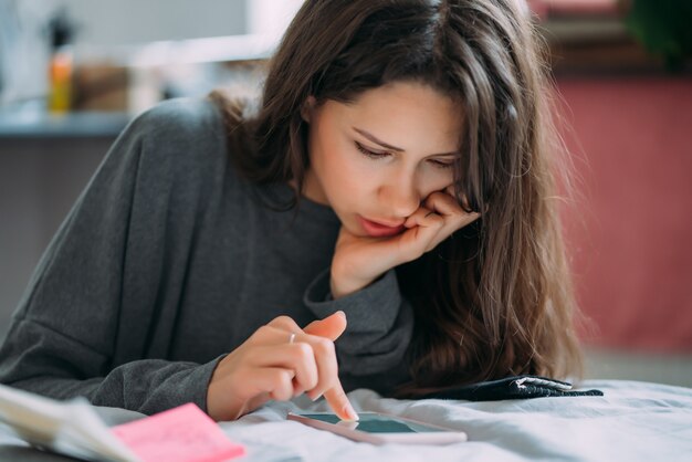 Hermosa estudiante preparándose para el próximo examen.