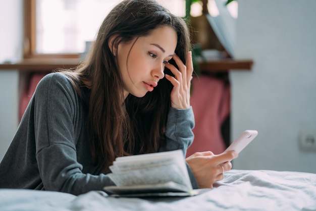 Hermosa estudiante preparándose para el próximo examen.