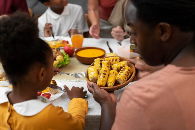 Hermosa familia con una agradable cena de acción de gracias juntos