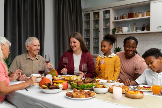 Hermosa familia con una agradable cena de acción de gracias juntos