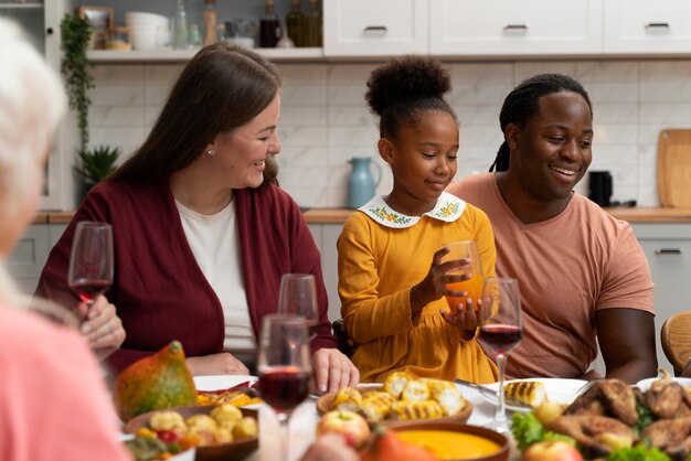 Hermosa familia con una agradable cena de acción de gracias juntos