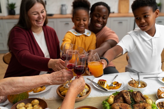 Hermosa familia con una agradable cena de acción de gracias juntos