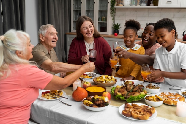 Hermosa familia con una agradable cena de acción de gracias juntos