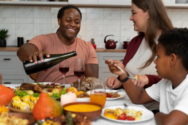 Hermosa familia con una agradable cena de acción de gracias juntos