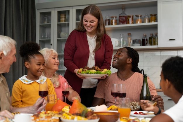 Hermosa familia con una agradable cena de acción de gracias juntos