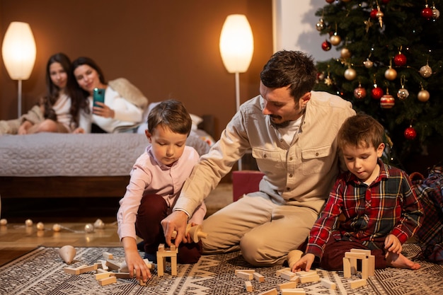 Hermosa familia celebrando la Navidad juntos