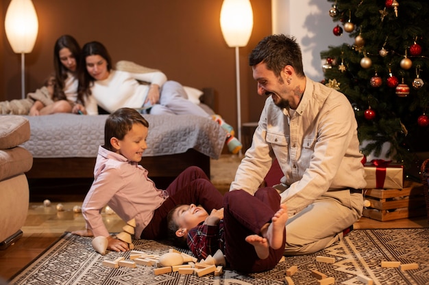 Foto gratuita hermosa familia celebrando la navidad juntos