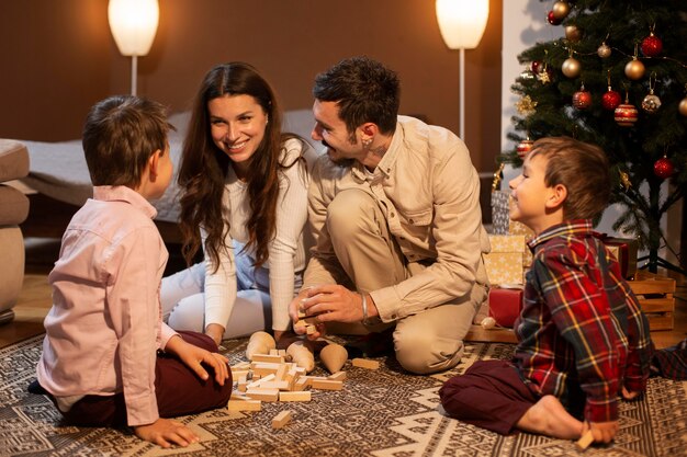 Hermosa familia celebrando la Navidad juntos