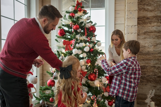 Hermosa familia disfrutando de la Navidad juntos en casa