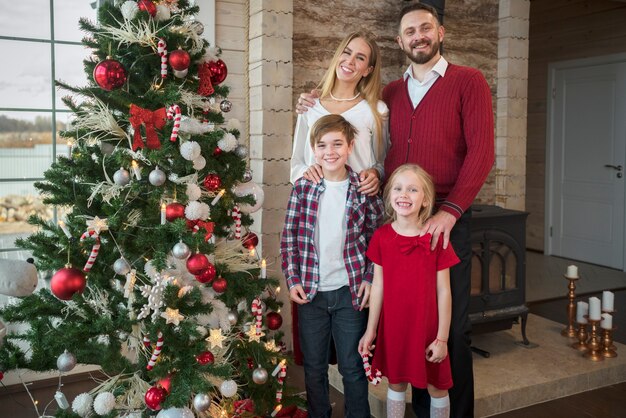 Hermosa familia disfrutando de la Navidad juntos en casa