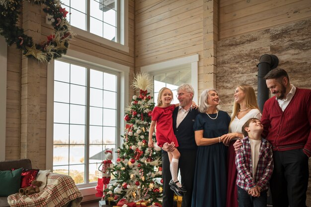 Hermosa familia disfrutando de la Navidad juntos en casa