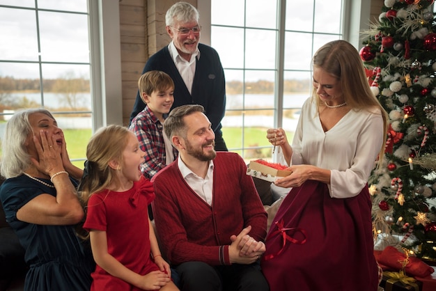 Hermosa familia disfrutando de la Navidad juntos en casa