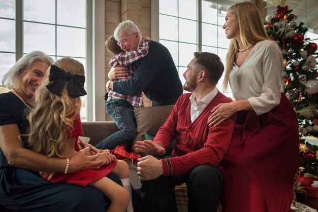 Hermosa familia disfrutando de la Navidad juntos en casa