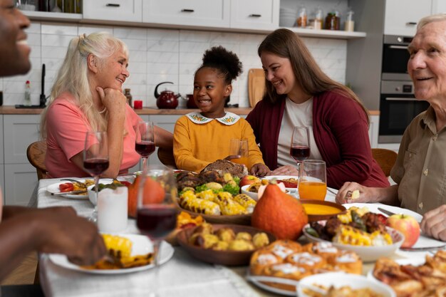 Hermosa familia feliz con una agradable cena de acción de gracias juntos