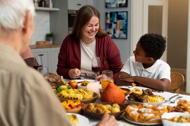 Hermosa familia feliz con una cena de acción de gracias juntos