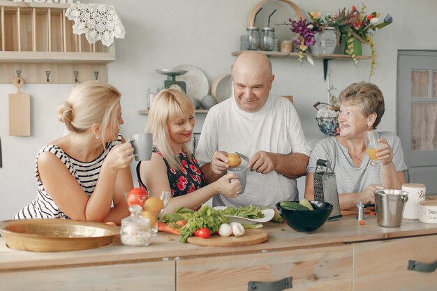 Hermosa familia grande preparar comida en la cocina