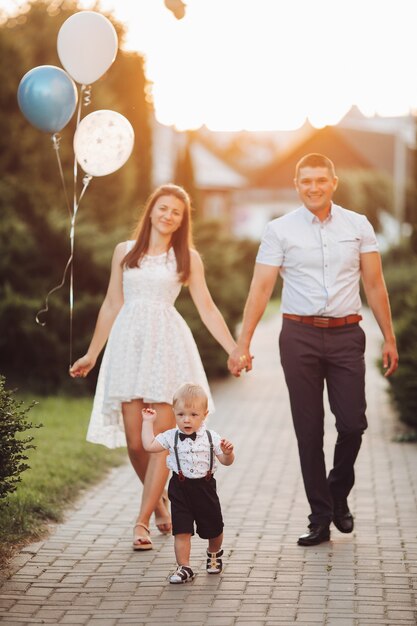 Hermosa familia con hijo de cumpleaños.