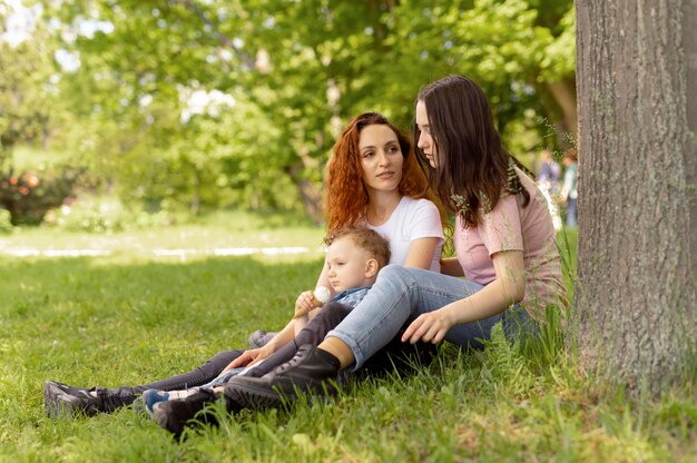 Hermosa familia lgbt en el parque