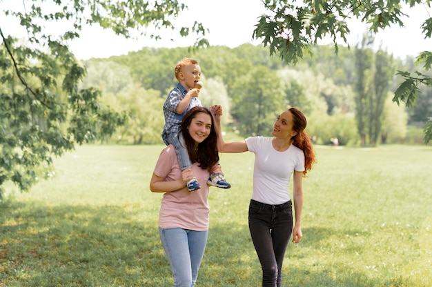 Hermosa familia lgbt en el parque