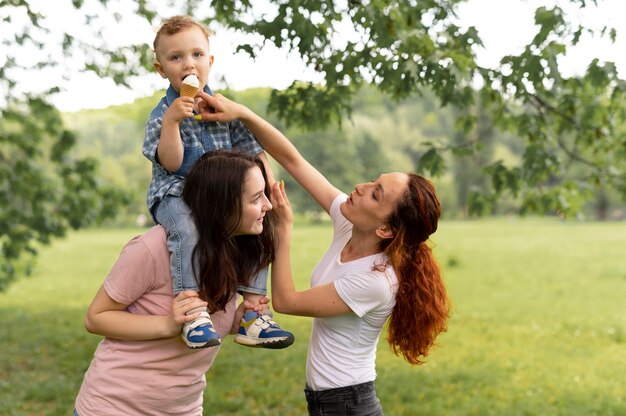 Hermosa familia lgbt en el parque