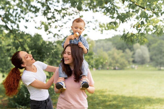 Hermosa familia lgbt en el parque