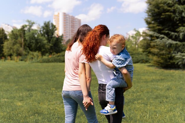 Hermosa familia lgbt en el parque