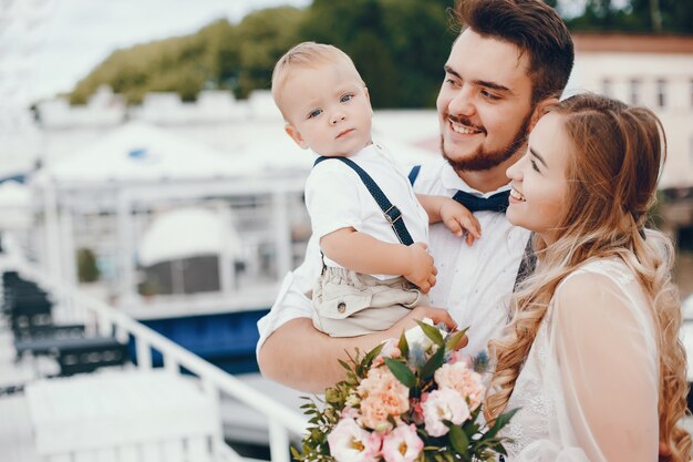 Hermosa familia con lindo hijo pequeño