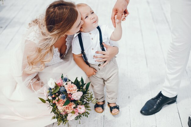 Hermosa familia con lindo hijo pequeño