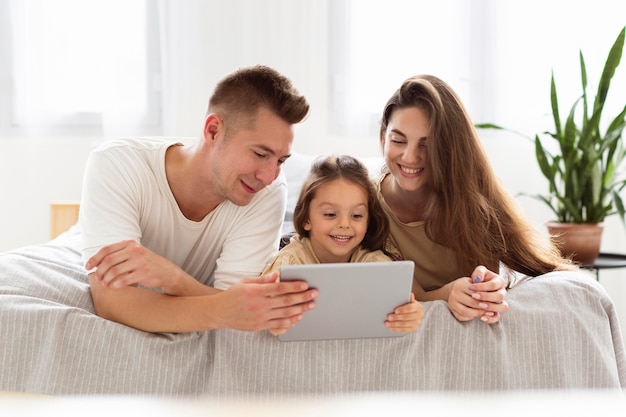 Hermosa familia mirando una tableta
