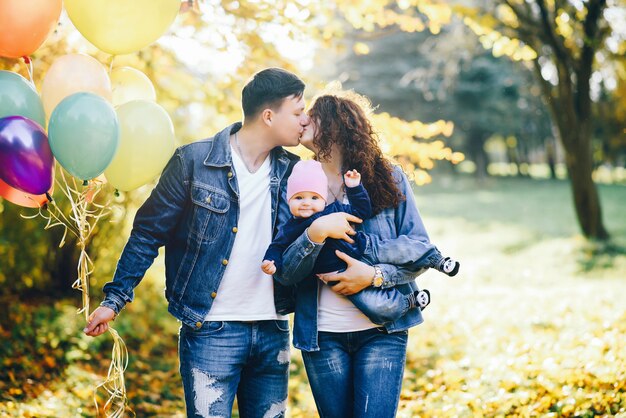 Hermosa familia en un parque