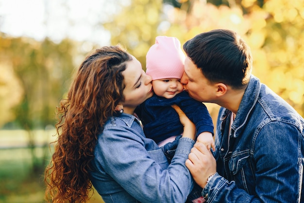 Foto gratuita hermosa familia en un parque