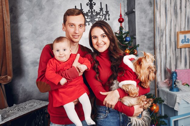 Hermosa familia pasa tiempo en casa