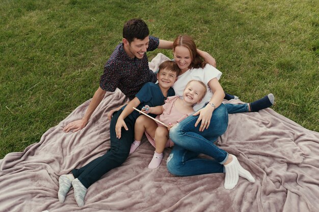 Hermosa familia pasa tiempo juntos al aire libre