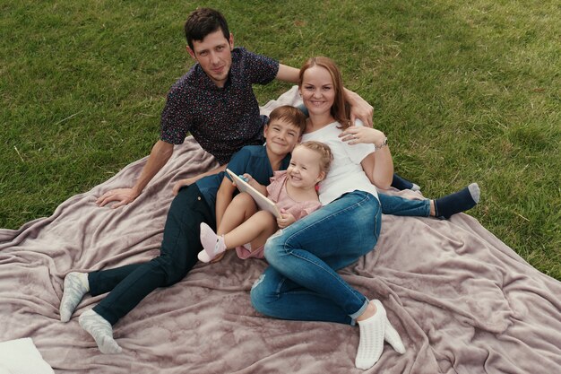 Hermosa familia pasa tiempo juntos al aire libre