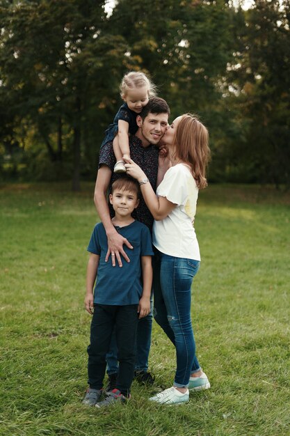 Hermosa familia pasa tiempo juntos al aire libre