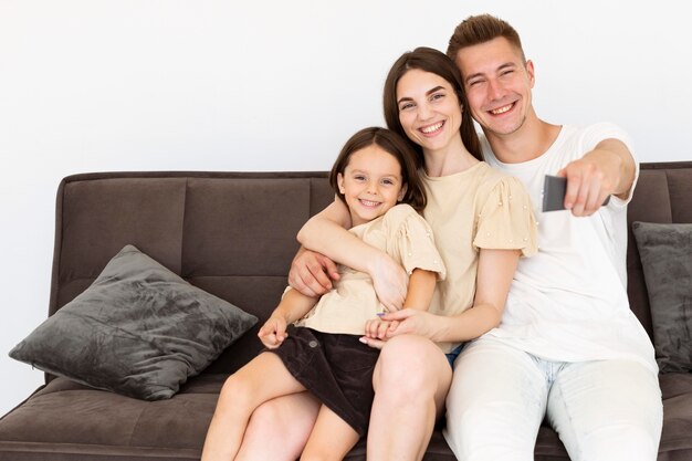 Hermosa familia pasando un lindo momento juntos en la sala de estar