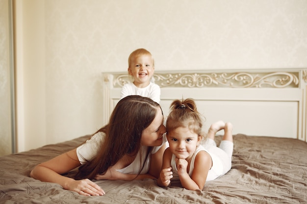 Hermosa familia pasar tiempo en un baño