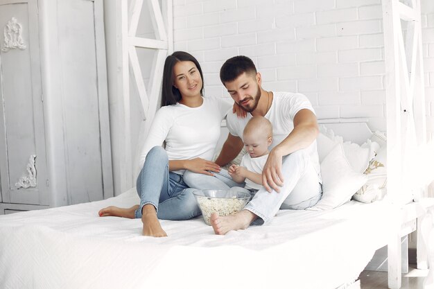 Hermosa familia pasar tiempo en un baño