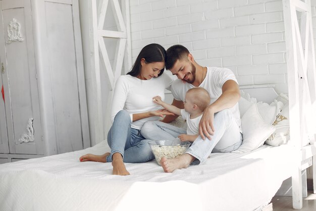 Hermosa familia pasar tiempo en un baño