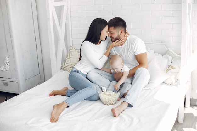 Hermosa familia pasar tiempo en un baño